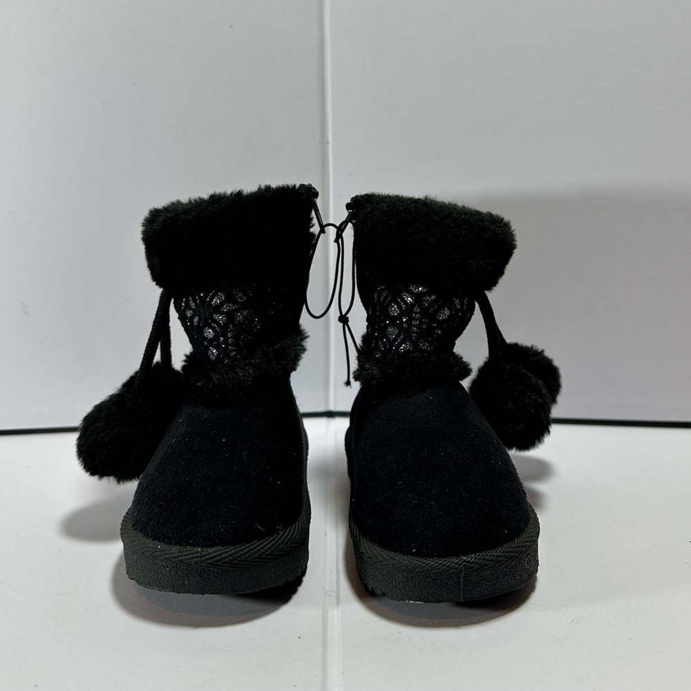 🖤NWOT🖤 Girls Faux Fur Boots With Silver Trim and Pom Poms